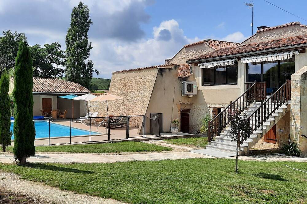 Grand gîte avec piscine privée, pouvant accueillir 7 personnes. in Caussens, Gers