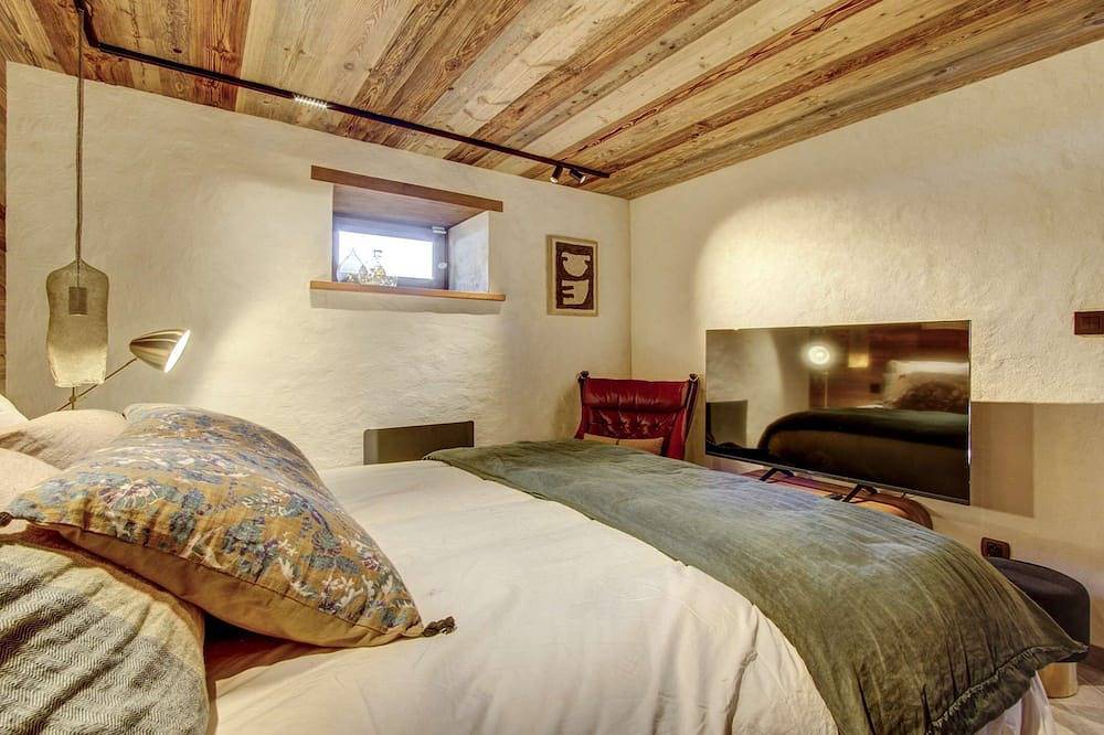 Stunning retreat,19th-century Savoyard farmhouse in Essert-Romand, Les Portes du Soleil