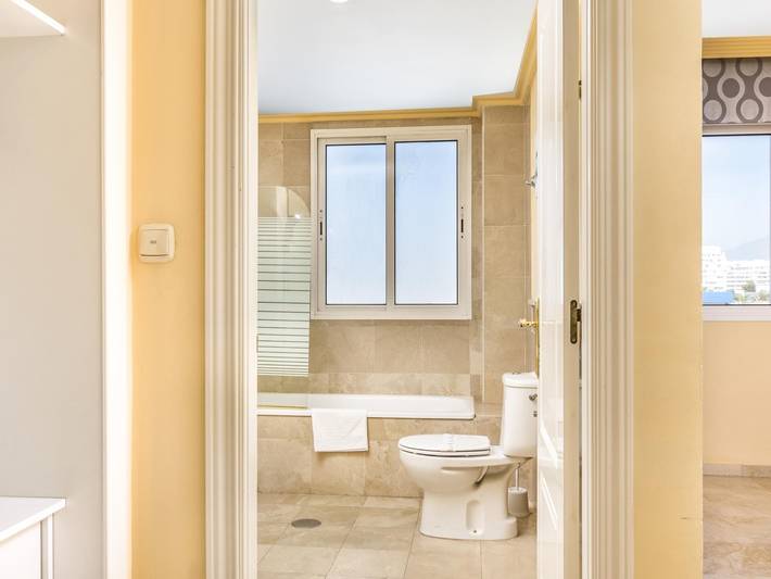 Gîte pour 6 personnes, avec terrasse ainsi que piscine et vue sur l’océan à Marbella - 2