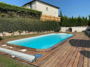 Gîte pour 10 personnes, avec piscine ainsi que terrasse et jardin, adapté aux familles à Chalais
