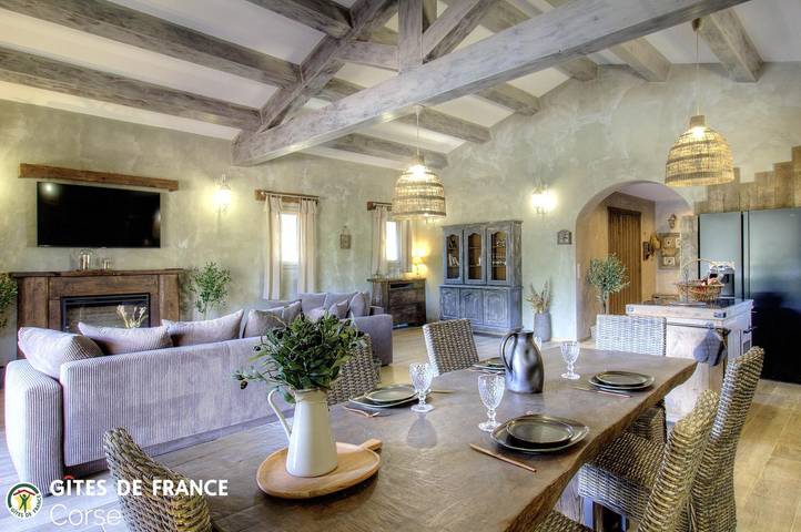 Location de vacances pour 4 personnes, avec Jacuzzi et Terrasse ainsi que Jardin et Piscine dans Cap Corse