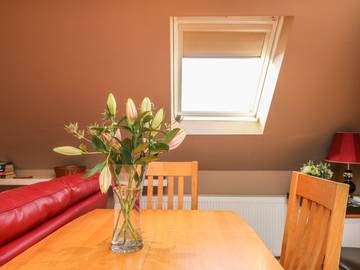 Log Cabin for 4 People in The Cotswolds, England, Photo 3