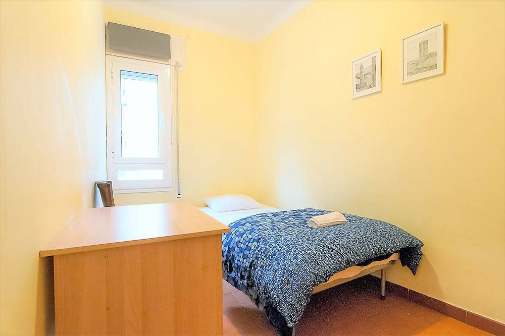 Geheel appartement, Private room (1) near the University with large terrace of 150 m2.  in Barcelona, Barcelonès