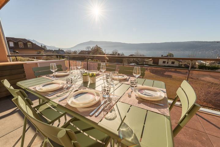 Gîte pour 5 personnes, avec Terrasse et Vue sur le lac à Veyrier-du-Lac
