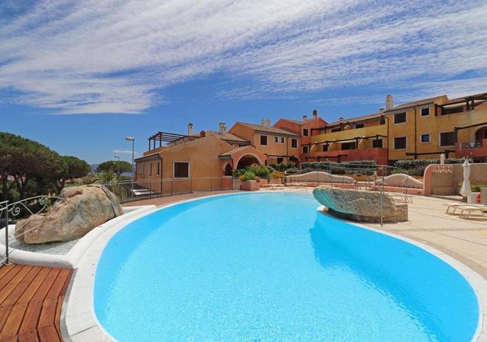 Apartahotel para 7 personas, con vistas además de jardín y piscina, Se admiten mascotas en Cerdeña