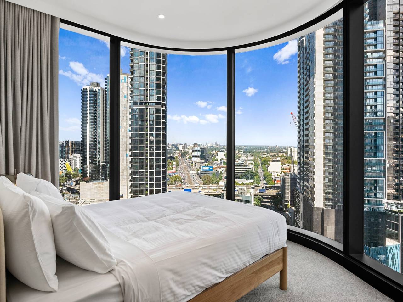 Entire apartment, Chic Apartment near Crown Casino,Pool, Gym & Views in Southbank, Melbourne