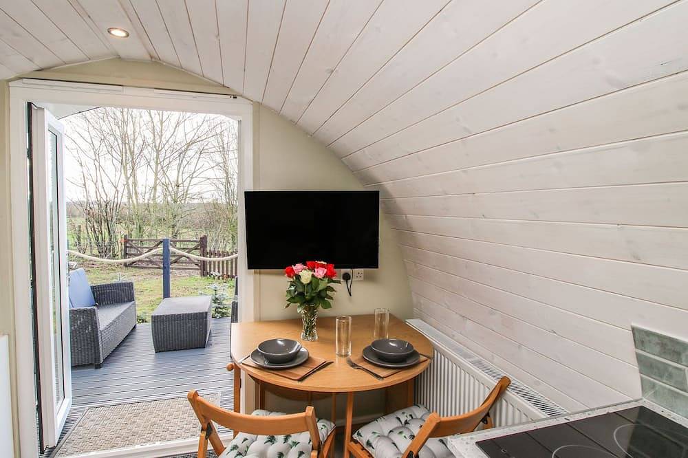 Cherry Pod 2, pet friendly, with a garden in Meole Brace in Shrewsbury, Shropshire