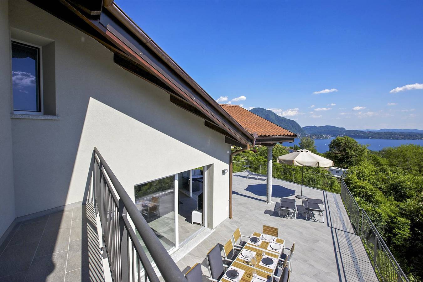 Entire apartment, Vacation apartment for 12 people with balcony in Arizzano, Lago Maggiore (Piemonte)