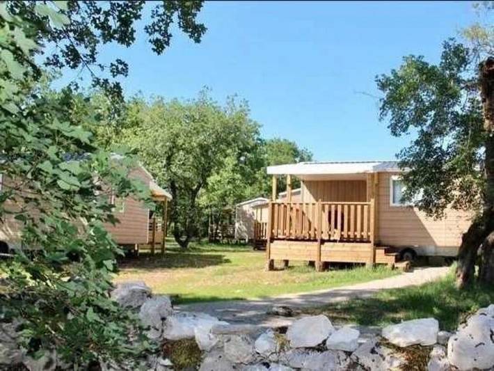 Location de vacances pour 4 personnes, avec terrasse ainsi que piscine et jacuzzi dans Forêt des singes