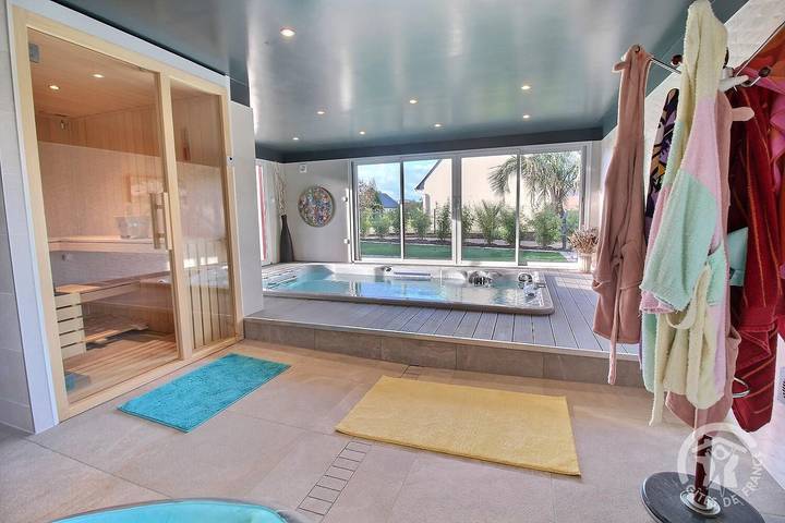 Gîte pour 2 personnes, avec jacuzzi et terrasse ainsi que sauna et jardin à Penvénan - 2