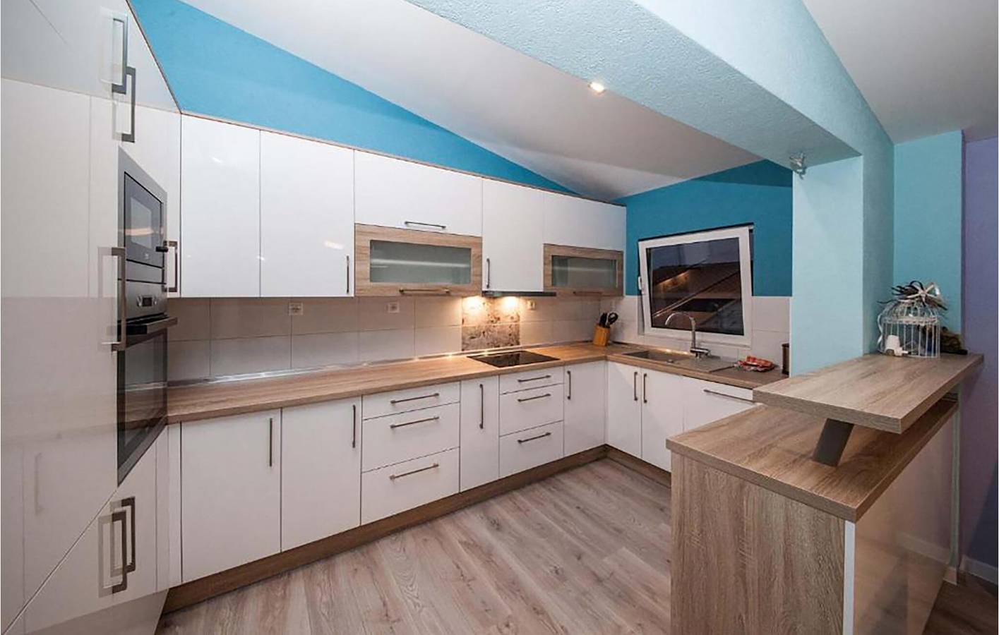 Ganze Ferienwohnung, Ferienwohnung mit Meerblick, Terrasse, WLAN und Parkplatz in Makarska in Makarska, Makarska Riviera