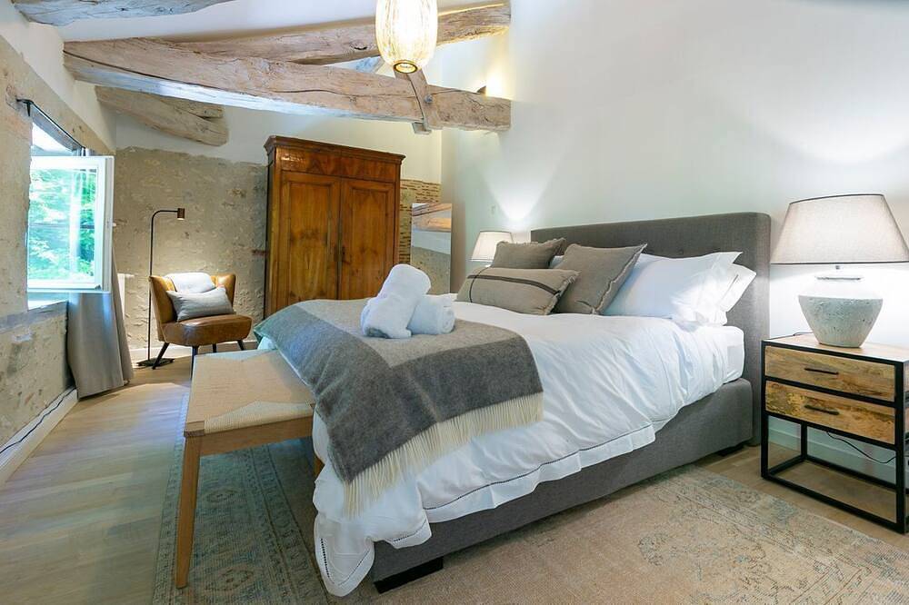 Manoir Campagnard - Sept Chambres Villa, Couchages 16 in Pinel-Hauterive, Région de Villeneuve-sur-Lot