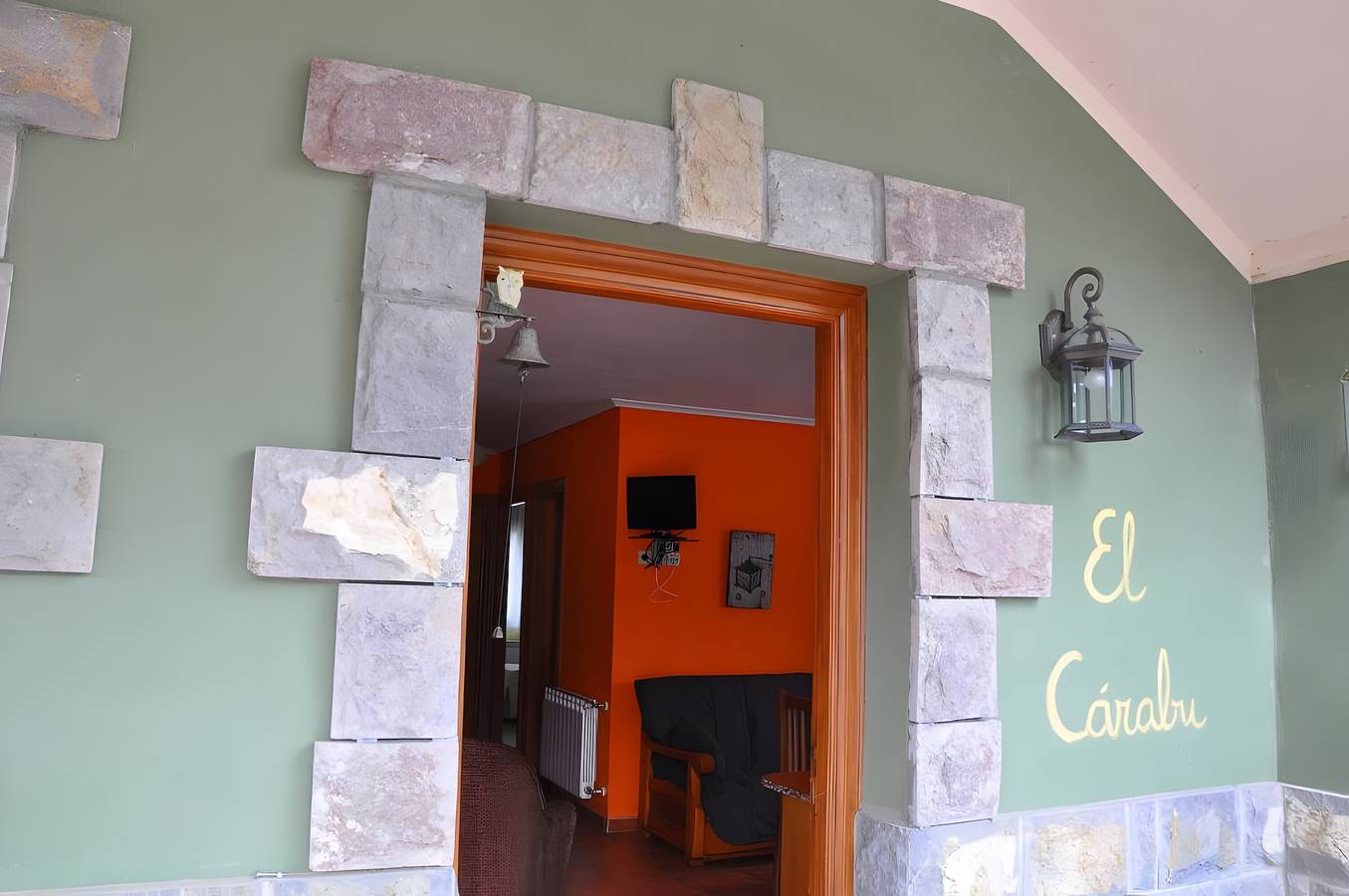 Entire apartment, El Carabu Apartment with Mountain Views in La Robellada, Onís