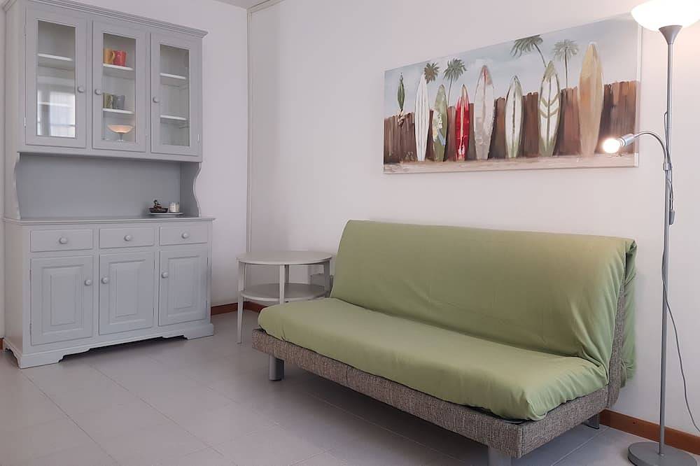 Ganze Wohnung, Spacious Three-room Apartment few Steps Away From Lake Garda in Torbole, Nago-Torbole