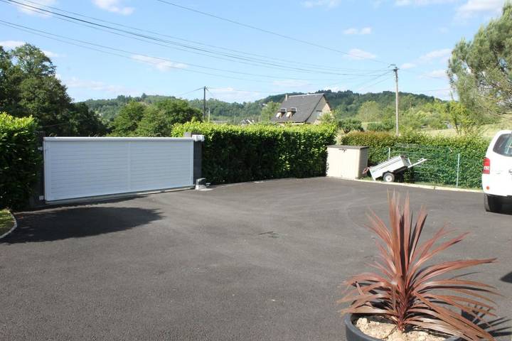 Location de vacances pour 2 personnes, avec terrasse et piscine ainsi que vue et jardin à Donzenac - 4