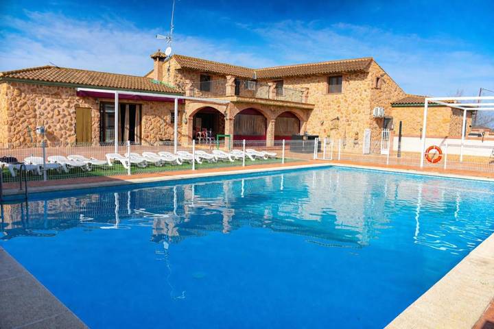 Casa rural para 26 personas, con jardín y piscina en Montes de Toledo