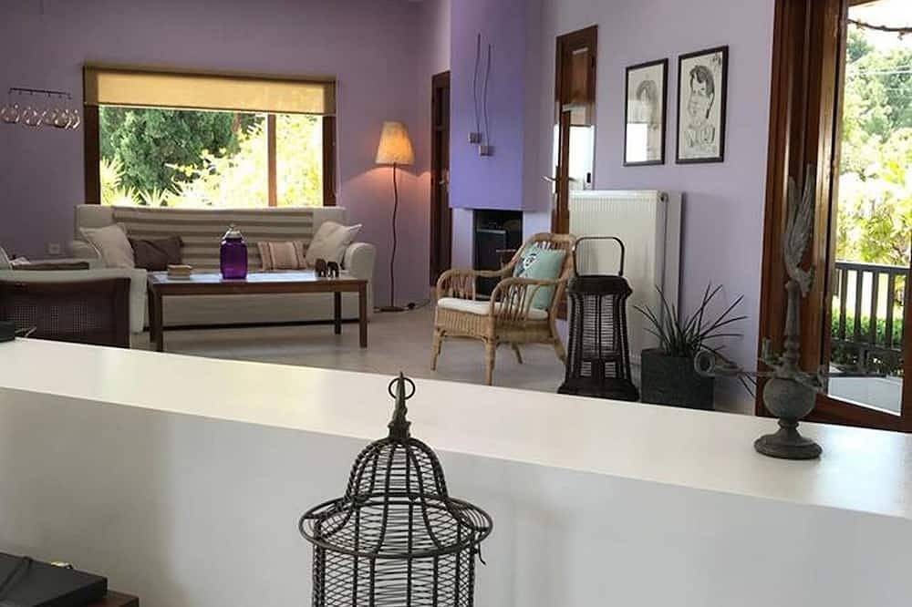 Schöne Villa am Meer buchstäblich nur wenige Schritte vom Strand entfernt! in Xiropigado, Kynouria