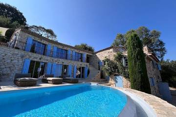 Location de vacances pour 10 personnes, avec jardin à Roquefort-les-Pins