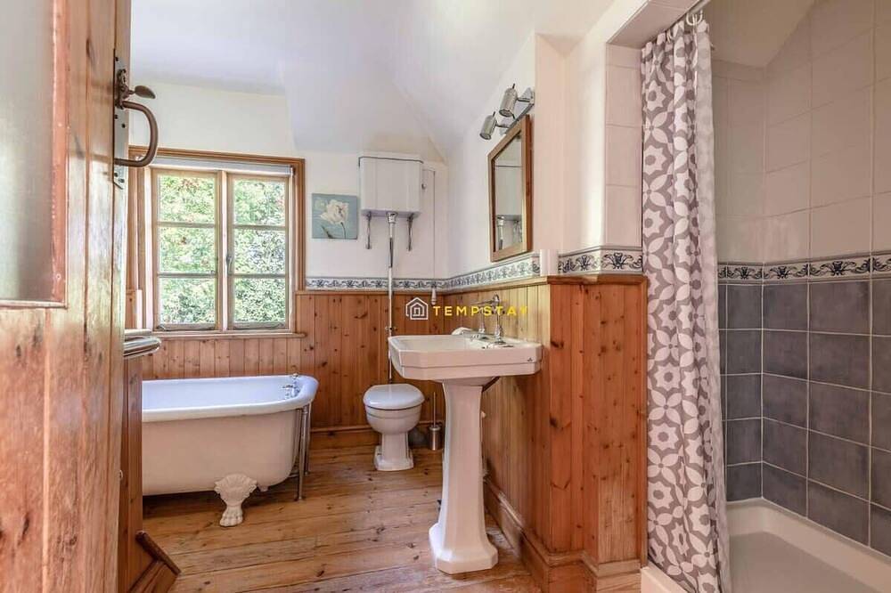 4 Bed Windsor Countryside Escape - By Tempstay in White Waltham, Berkshire
