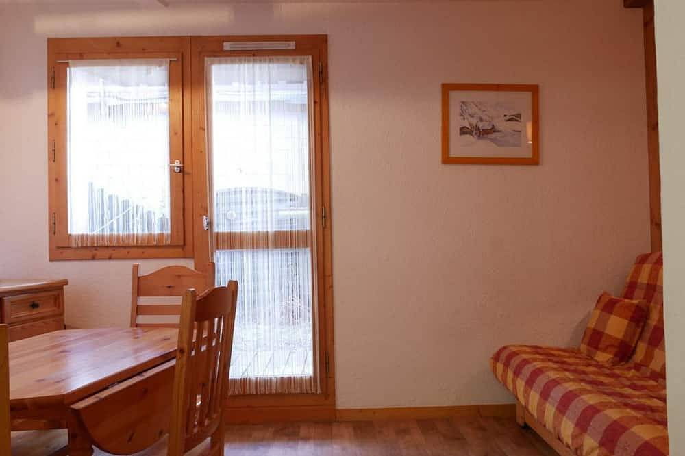 Entire apartment, Cozy Studio in Montchavin, La Plagne - Renovated, Terrace, 1 Min to Shops, 2 Min to Slopes in La Plagne, Bellentre