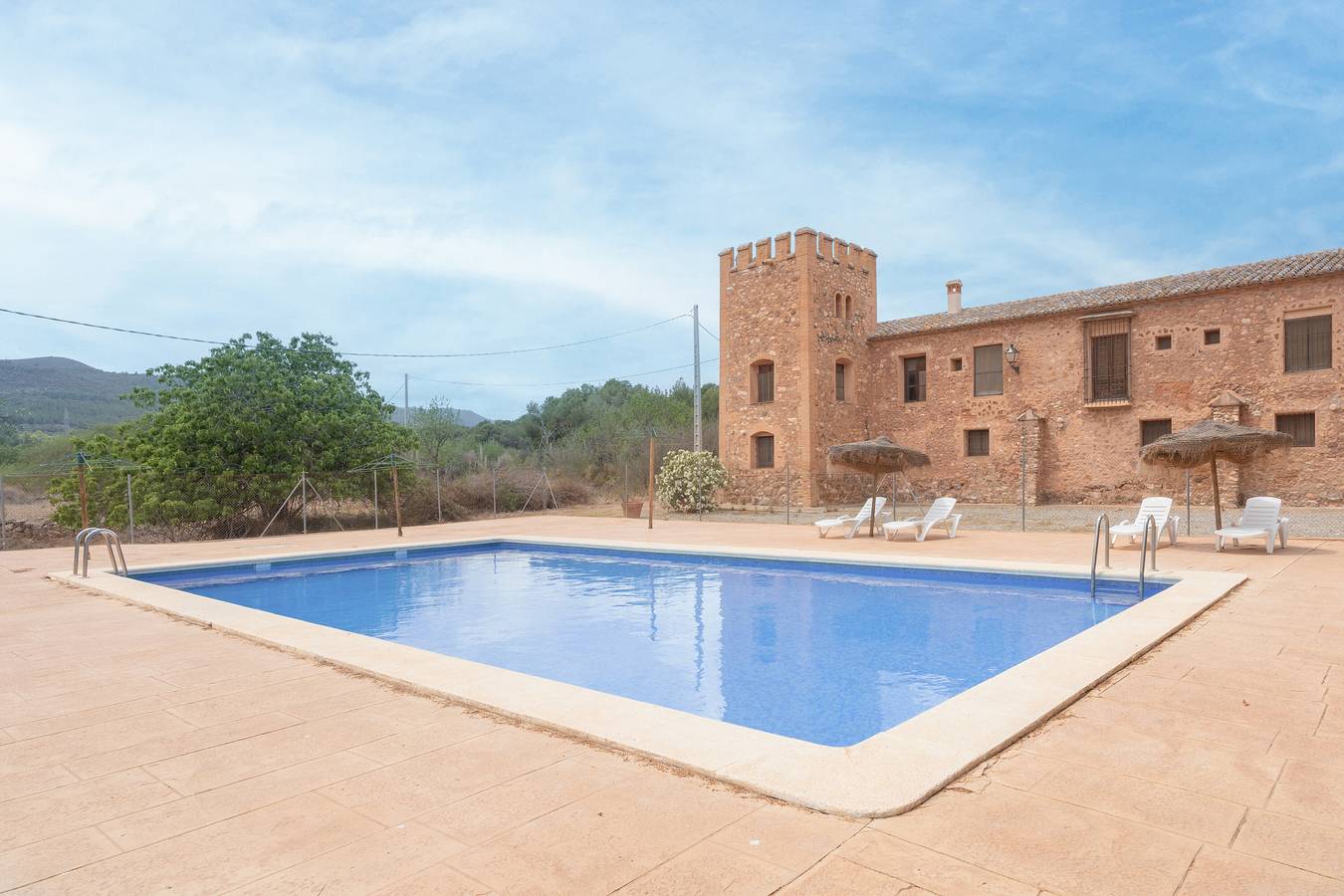 Apartamento entero, Apartamento 'Blanca' con vistas a la montaña, piscina y jardín compartidos in Altura (España), Provincia de Castellón