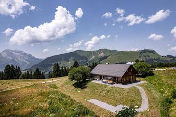 Gîte pour 10 personnes, avec jardin ainsi que vue et terrasse à Le Bouchet-Mont-Charvin
