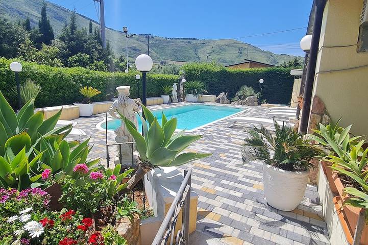 Villa für 10 Personen, mit Garten und Whirlpool sowie Terrasse - 1
