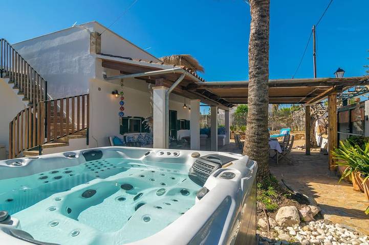 Ferienhaus für 3 Personen, mit Whirlpool und Terrasse sowie Garten in Cala Santanyí