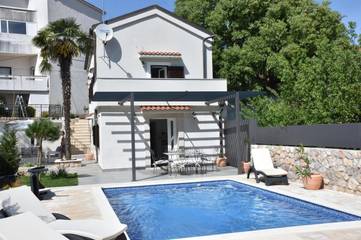 Villa mit pool für 6 Personen, mit Ausblick und Garten sowie Pool, mit Haustier auf Krk