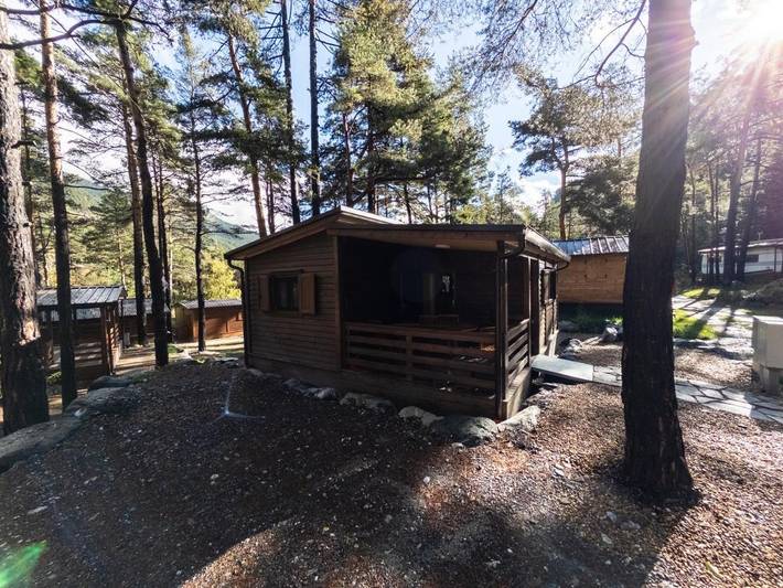 Camping pour 6 personnes, avec jardin ainsi que piscine et jacuzzi, animaux acceptés