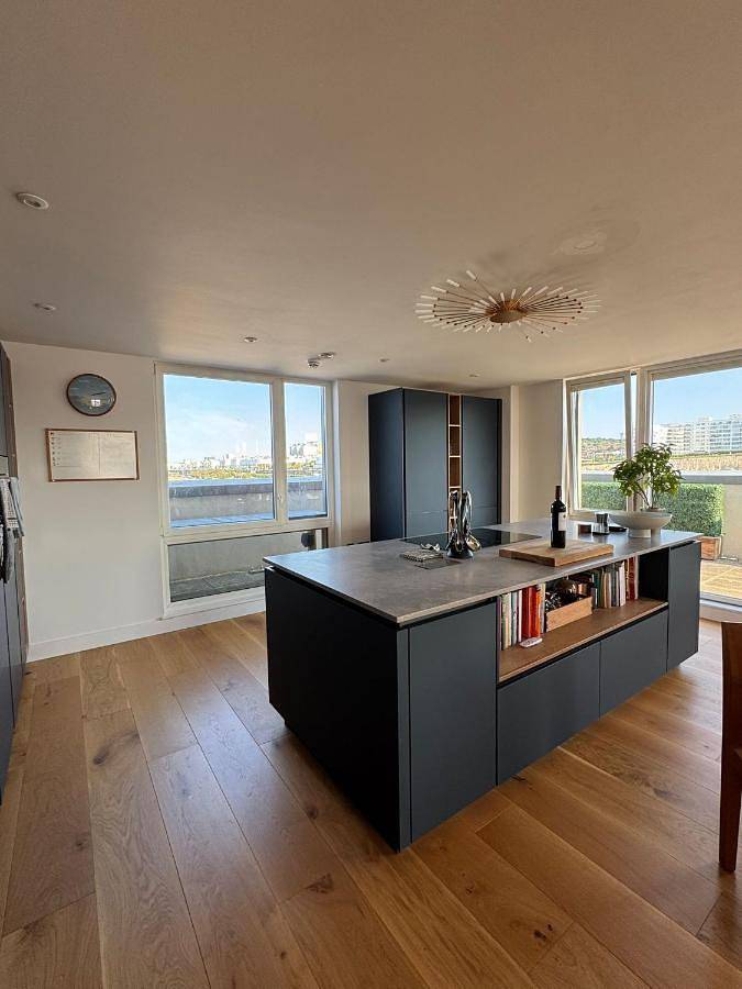 Entire apartment, Three-Bedroom Apartment with Ocean View in Brighton Marina, Brighton
