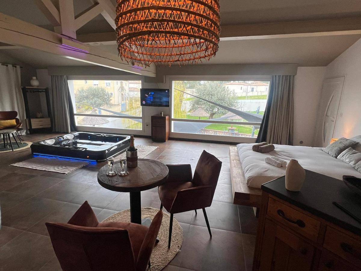 Suite with Hot Tub in Bouzigues, Côte méditerranéenne (France)