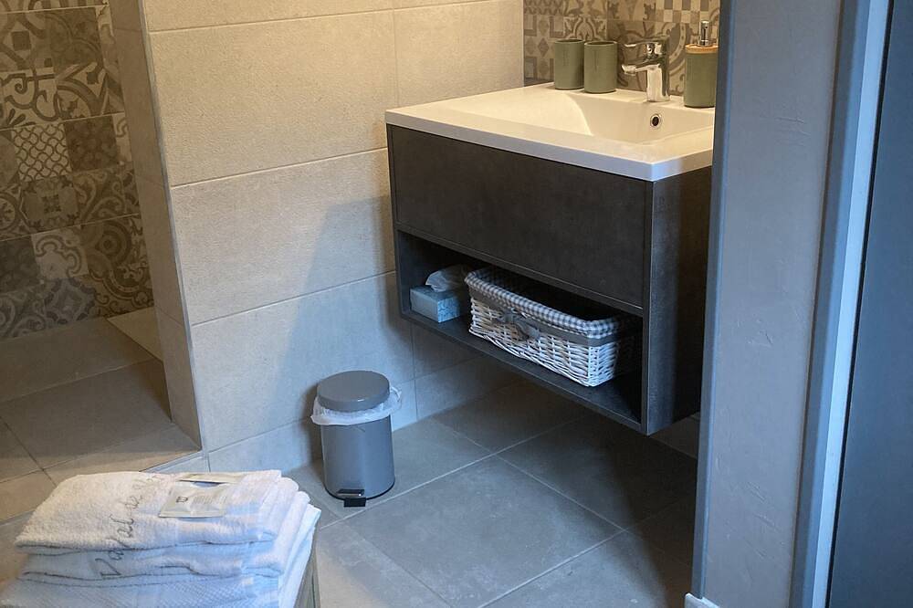 Gite isolé avec piscine privée pour deux personnes amoureux de la nature. in Curtil-Vergy, Région de Dijon