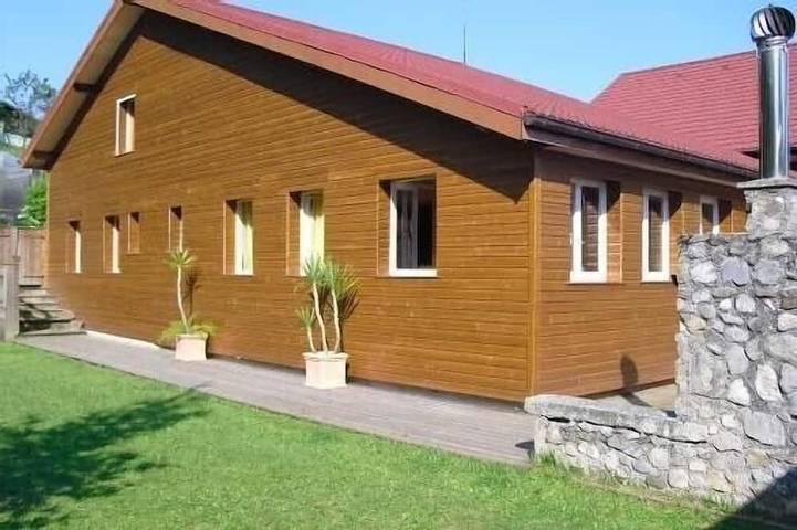 Chalet pour 12 personnes, avec piscine ainsi que jardin et terrasse, animaux acceptés