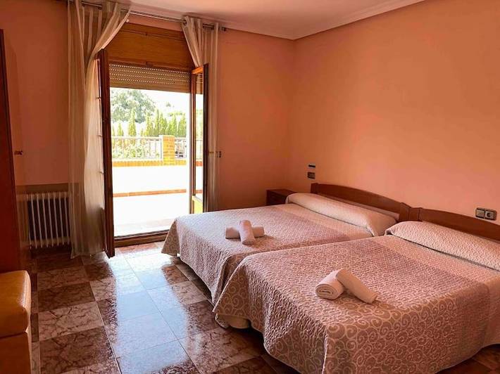 Casa rural con piscina para 18 personas, con jardín y vistas además de balcón y piscina en Comarca de Baza - 4