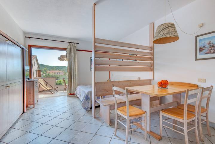 Entire studio, Studio Apartment 'Monolocale Dolores' with Shared Pool, Wi-Fi and Air Conditioning in Campo nell'Elba, Arcipelago Toscano