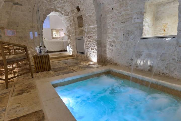 Trullo per 2 persone, con giardino e piscina nonché idromassaggio a Martina Franca