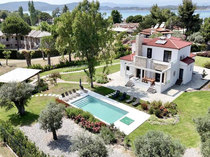 Villa für 14 Personen, mit Balkon und Terrasse sowie Garten und Pool