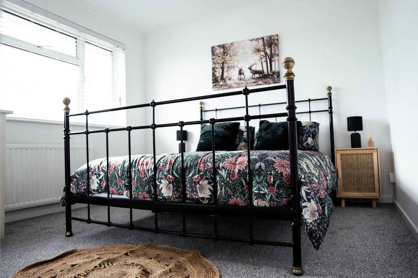 4-Bed House Sleeps 8 -Private Garden -Free Parking in Kettering, Northamptonshire