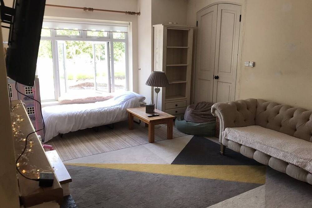 Quiet Family Room - 5 Minutes From Moycullen Village in Connemara