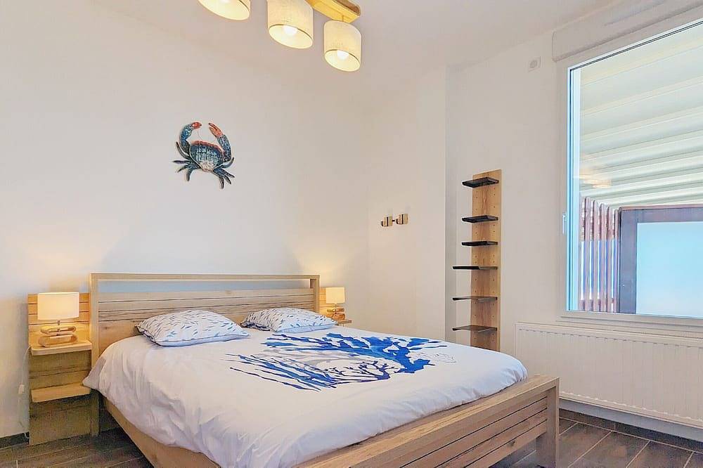 Appartement entier, Appartement Vue mer Sur la plage Les pieds dans l’eau pour 2 personnes in Sainte-Anne la Palud, Plonévez-Porzay