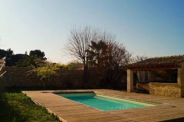 Location de vacances pour 8 personnes, avec piscine et jardin ainsi que jacuzzi et bassin pour enfant à Vergèze