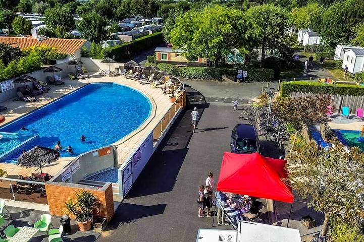 Gîte pour 2 personnes, avec piscine dans Plage De La Paree Du Jonc - 4