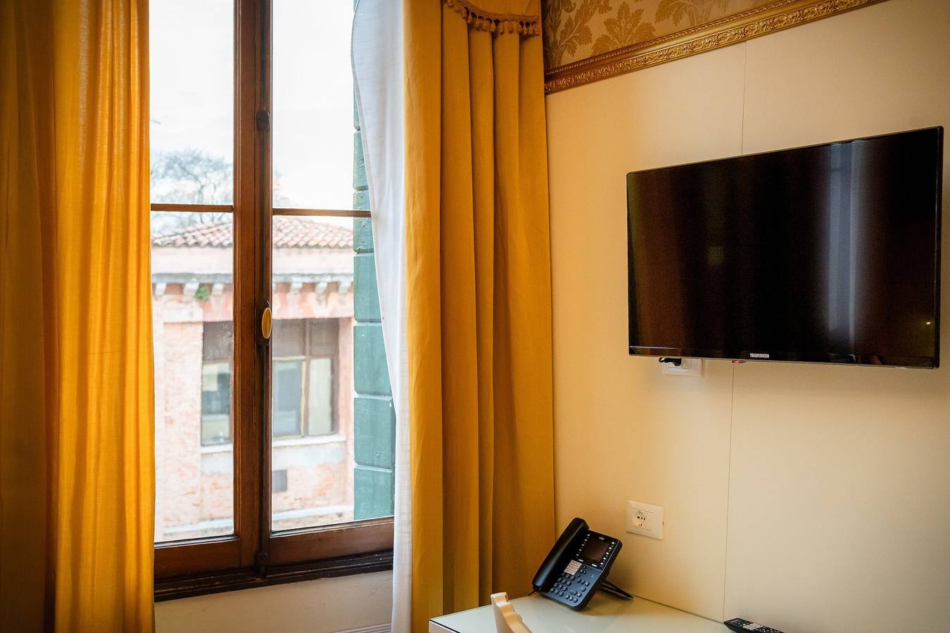 Guest House 'Hotel Walter' with Wi-Fi and Air Conditioning in Venice, Venice Province