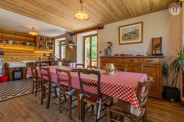Gîte pour 9 personnes dans Office De Tourisme De Notre Dame De Bellecombe - 3