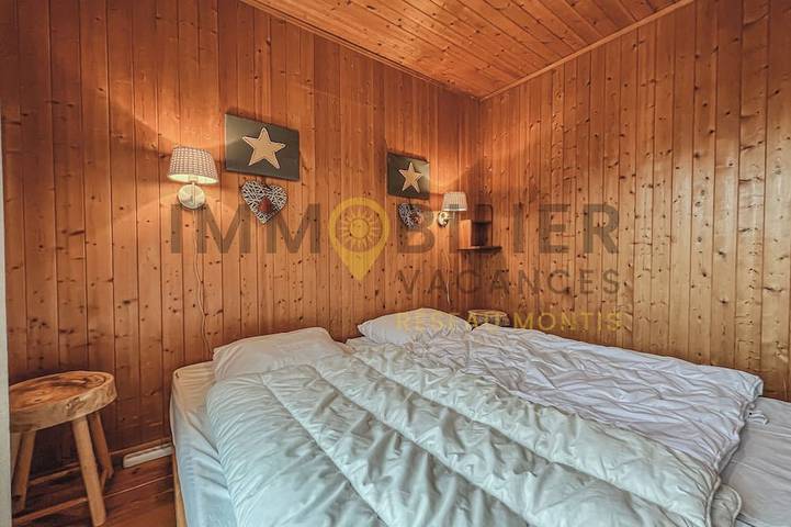 Idéalement situé, à proximité du vieux village, à 2' à pied du départ du funiculaire. Chalet sur 2 n in Saint Luc, Anniviers