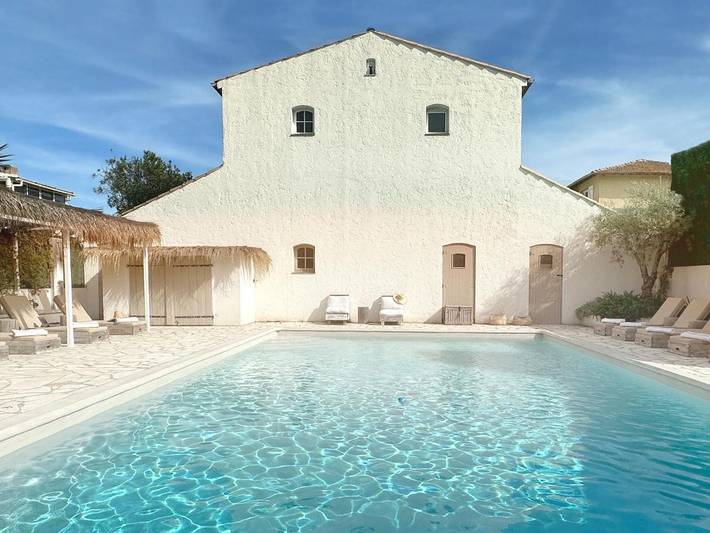 Hôtel pour 3 personnes, avec piscine ainsi que jardin et vue