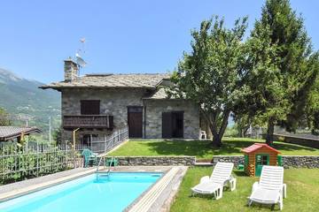 Gîte pour 4 personnes, avec jardin et piscine dans Fénis