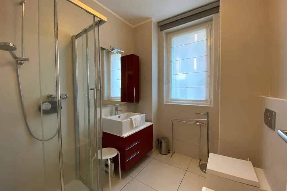 Ganze Wohnung, Italian Lakes modern apartment, pool, jacuzzi, walk to restaurants in Maccagno, Maccagno con Pino e Veddasca