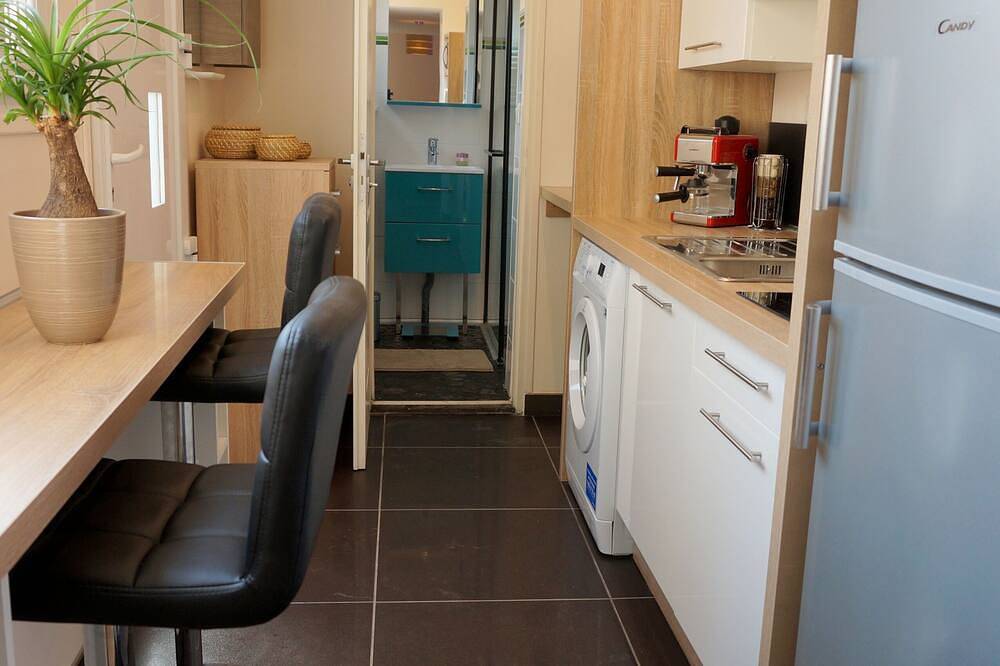 Entire apartment, Nice furnished and equipped F1 with shared courtyard in the city center in Montluçon, Montluçon region